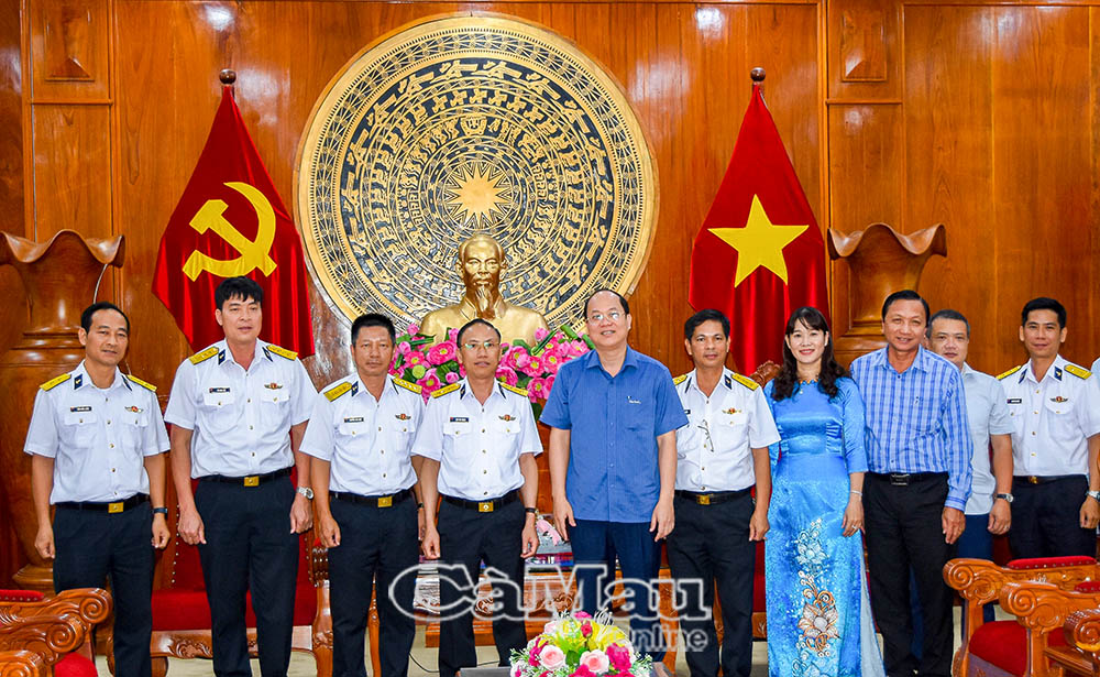 Bí thư Tỉnh uỷ Nguyễn Hồ Hải chụp ảnh lưu niệm cũng Đoàn công tác Bộ Tư lệnh Vùng 5 Hải quân nhân dịp buổi gặp gỡ.