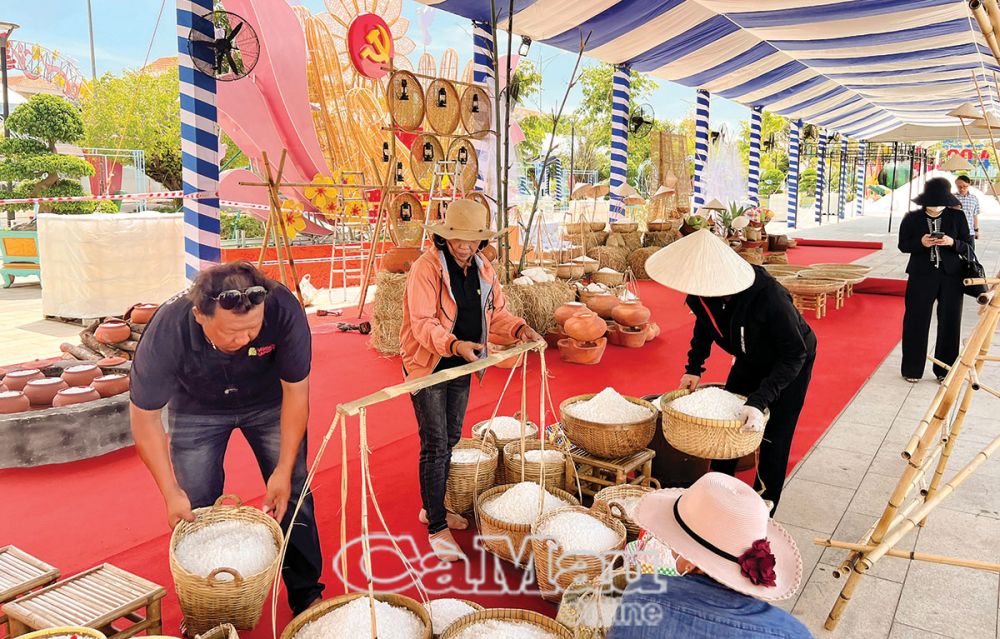 Sản phẩm muối được trưng bày, quảng bá tại Festival muối Việt Nam - Bạc Liêu năm 2025.             Ảnh: HỮU THỌ