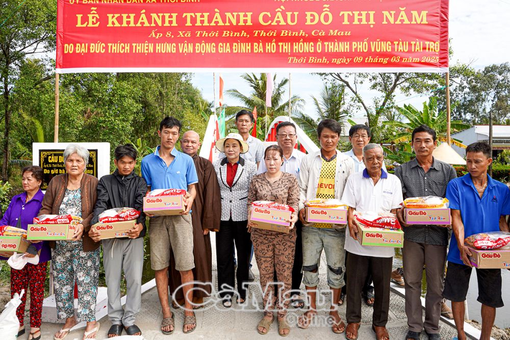 Nhà tài trợ trao tặng 100 suất quà cho nạn nhân da cam, người khuyết tật và những hoàn cảnh khó khăn, với tổng trị giá 30 triệu đồng.