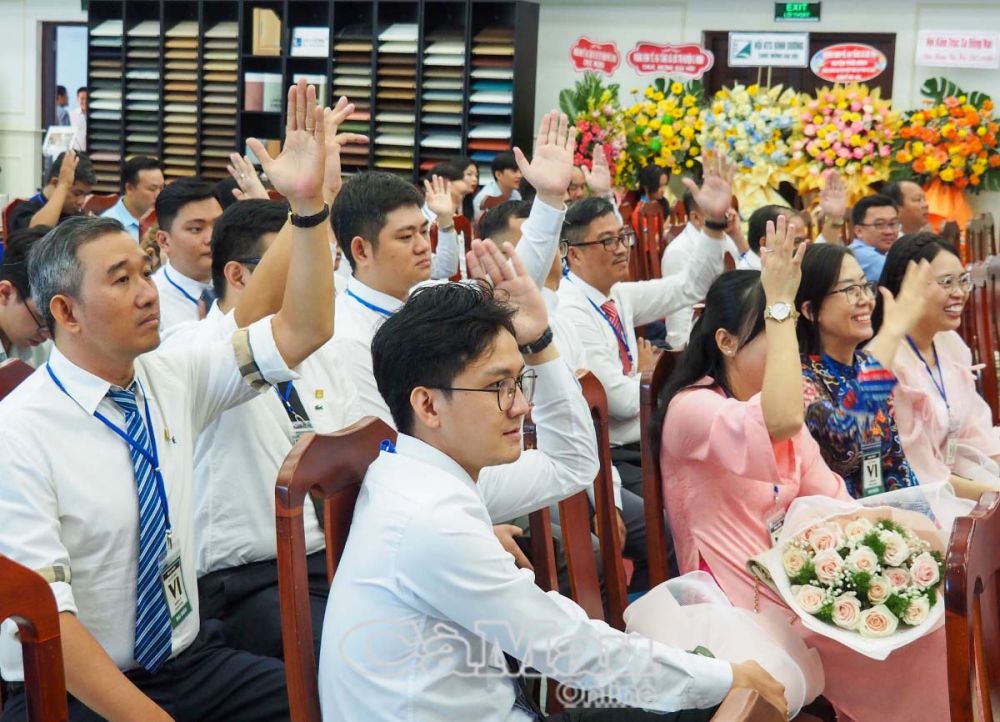 6/ Hội viên biểu quyết thông qua các chỉ tiêu nghị quyết nhiệm kỳ mới.