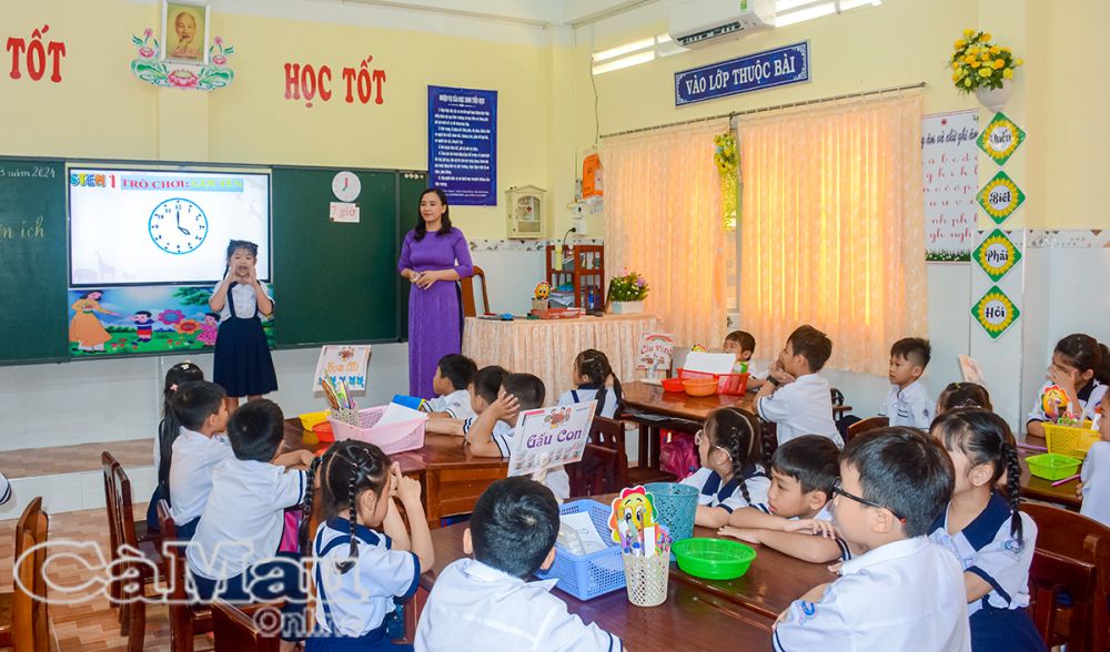 Hiện nay, hầu hết các trường tiểu học trên địa bàn TP Cà Mau có trang bị tivi và kết nối Internet, tạo điều kiện thuận lợi cho giáo viên trong thực hành các tiết dạy. (Trong ảnh: Lớp học STEM của cô trò Trường Tiểu học Quang Trung, Phường 5, TP Cà Mau).