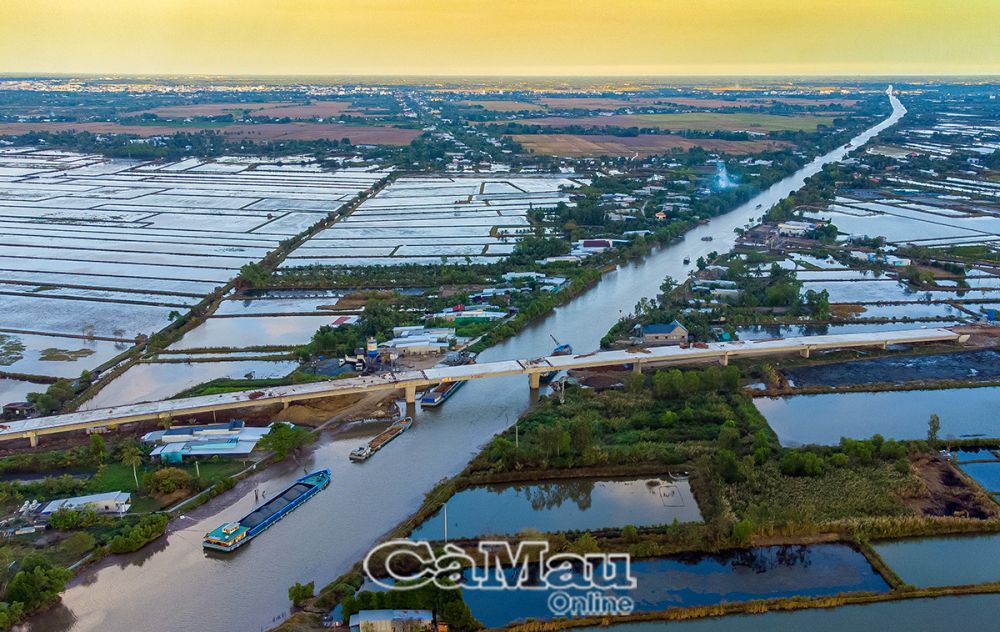 Kênh xáng Lương Thế Trân là nơi tàu thuyền, sà lan... các tỉnh thường xuyên đi qua, nên gây sạt lở đất.