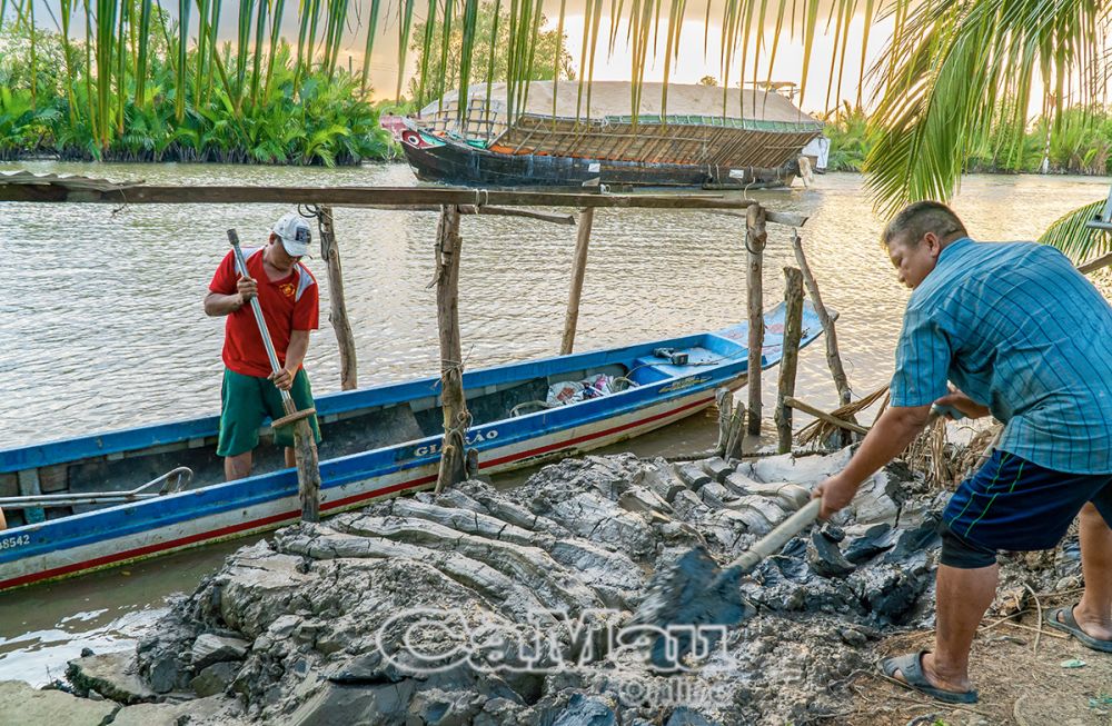 Gia đình ông Phạm Văn Chương, ấp Ông Muộn, rất sợ khi có ghe tàu đi qua. Do sống cặp mé sông nên ông tự gia cố bờ để giảm sạt lở.