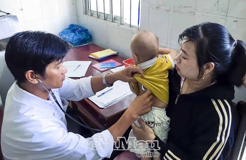 Khám sàng lọc trước khi tiêm vắc xin sởi - rubella cho trẻ từ 6-9 tháng tuổi.