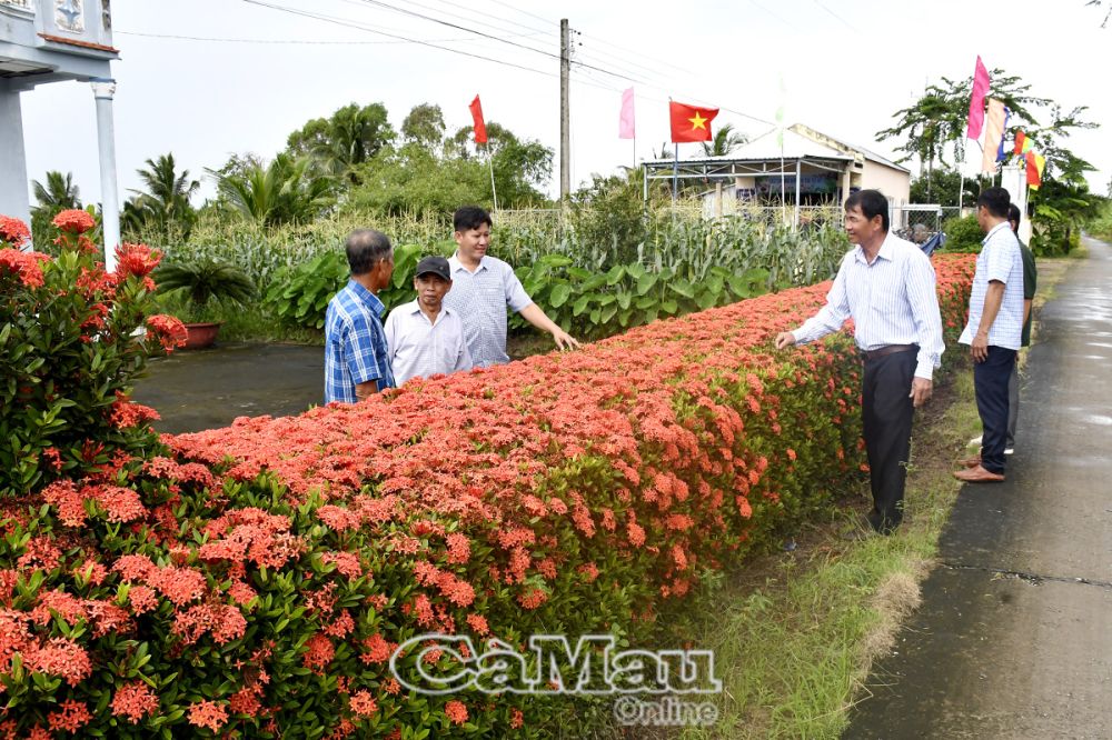 Chi bộ Ấp 2, xã Thới Bình, tuyên truyền vận động Nhân dân đồng thuận thực hiện xoá trắng hộ nghèo, tạo diện mạo nông thôn khởi sắc.