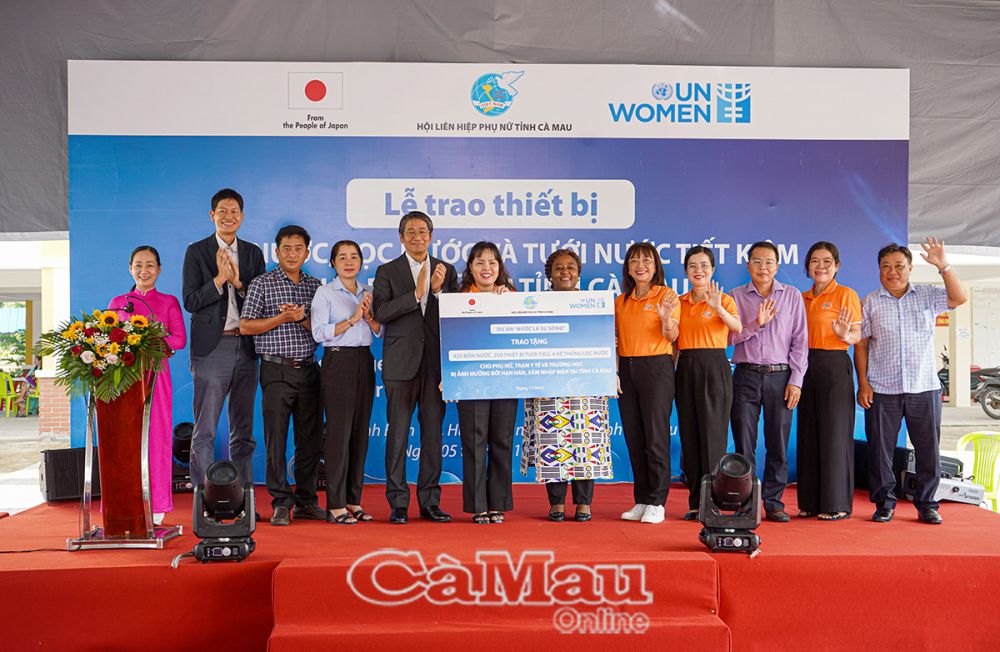 Bà Caroline Nyamayemombe, Trưởng đại diện UN Women tại Việt Nam, cùng đoàn trao bảng tượng trưng nguồn hỗ trợ từ dự án cho bà Trần Thị Kiều Yến, Chủ tịch Hội LHPN tỉnh.