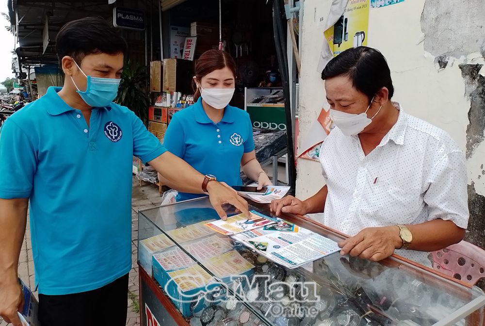 Bưu điện huyện tuyên truyền đến hộ dân về bảo hiểm xã hội tự nguyện và bảo hiểm y tế.