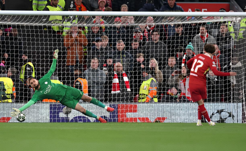 Thủ thành Donnarumma xuất sắc cản phá 2 quả penalty.