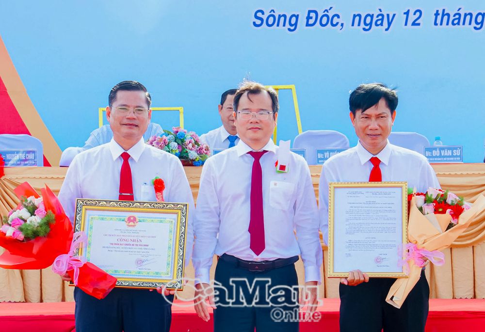 3/ ông Nguyễn Thế Châu, Chủ tịch UBND huyện Trần Văn Thời trao quyết định của Chủ tịch UBND huyện Trần Văn Thời về việc công nhận thị trấn đạt chuẩn đô thị văn minh năm 2024