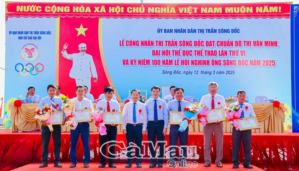 4/ ông Nguyễn Quốc Thanh, Tỉnh ủy viên, Giám đốc Sở Văn hóa, Thể thao và Du lịch tỉnh Cà Mau trao bawngfkhen của Chủ tịch UBND tỉnh cho các tập thể, cá nhân vì có những thành tích tiêu biểu trong xây dựng thị trấn Sông Đốc đạt chuẩn đô thị văn minh.