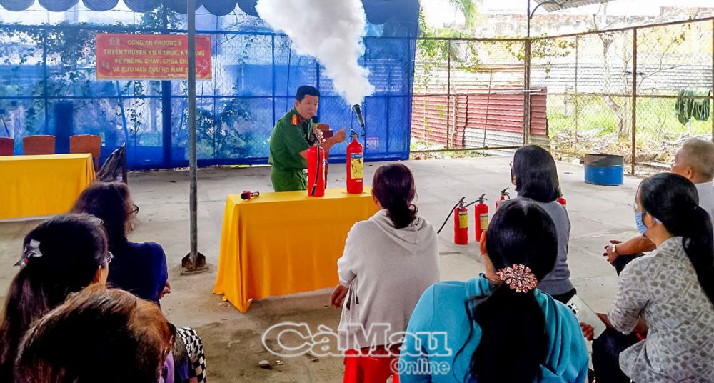 Thiếu tá Đoàn Hải Lý, Phòng Cảnh sát Phòng cháy chữa cháy và Cứu nạn cứu hộ, Công an tỉnh Cà Mau hướng dẫn người dân 5 cách để nhận biết bình chữa cháy khí CO2 và bình bột.