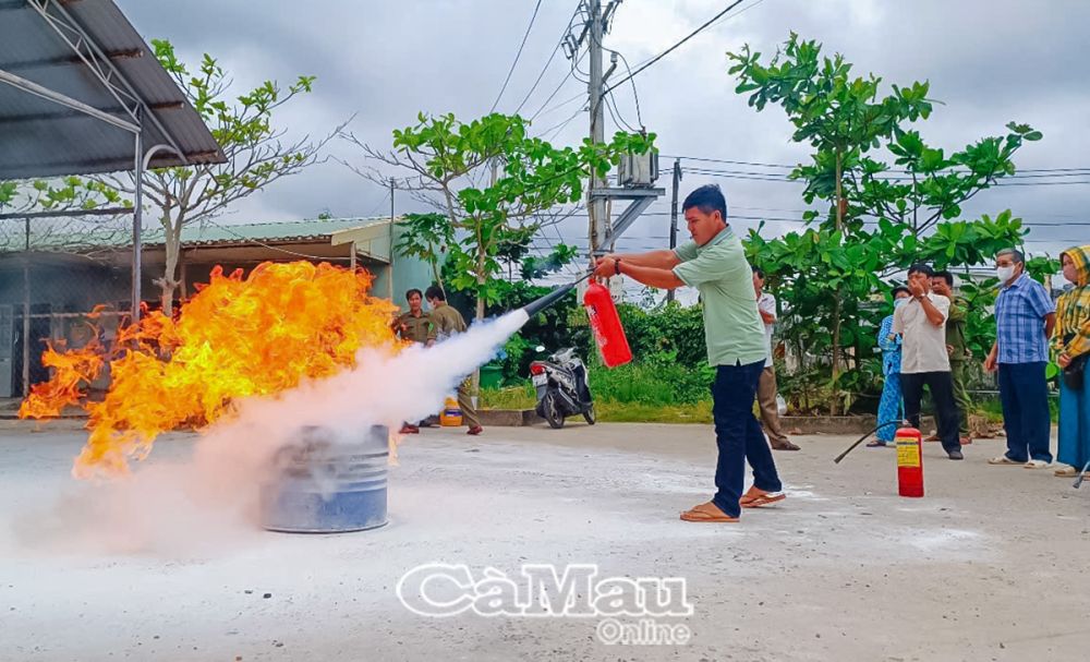 Người dân tham gia thực hành dập tắt đám cháy tại chỗ.