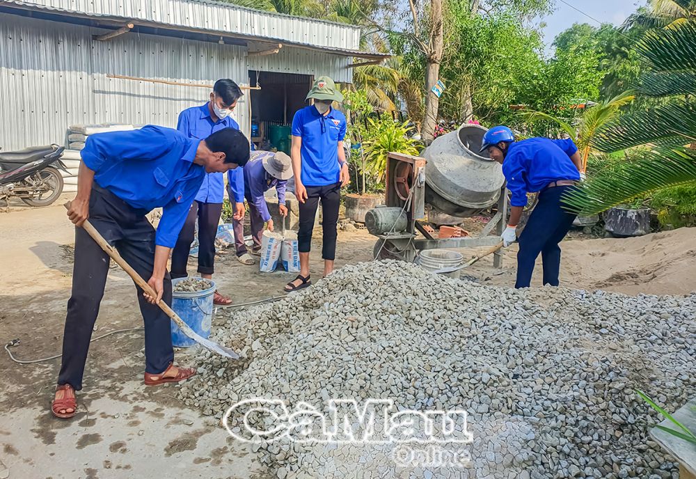 Sự giúp sức của đoàn viên, thanh niên góp phần đẩy nhanh tiến độ hoàn thành các căn nhà. (Ảnh địa phương cung cấp)