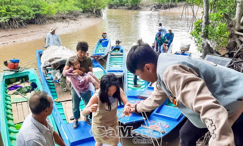 Trước đây, người dân ấp Bàn Quỳ muốn sang sông phải đi bằng xuồng.