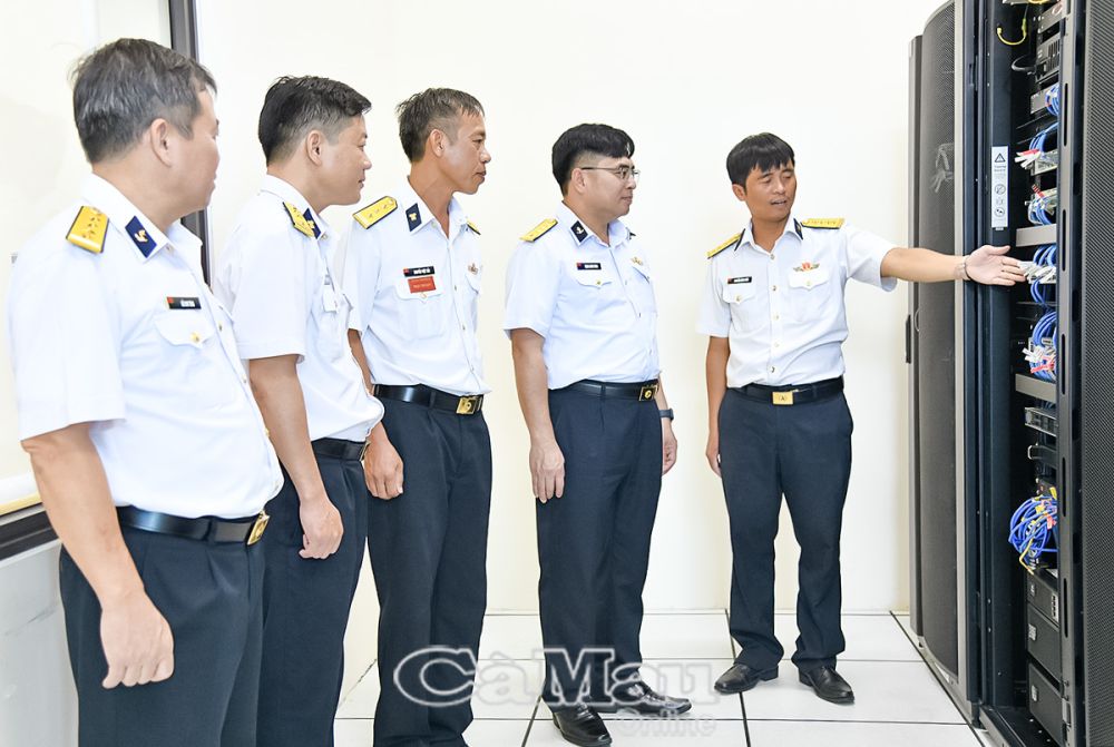 - Ảnh 1: Đại tá Trịnh Xuân Tùng kiểm tra hệ thống tự động hoá chỉ huy trung tâm cấp 1 của Trung đoàn 551.