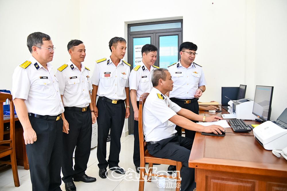 - Ảnh 2: Thủ trưởng Bộ Tư lệnh Vùng 5 Hải quân kiểm tra công tác chuyển - nhận - xử lý văn bản của nhân viên Văn thư - Bảo mật Trung đoàn.