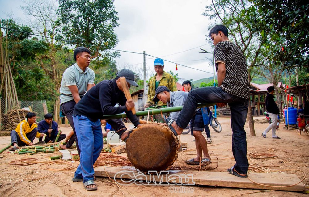 Những người thợ lành nghề cẩn thận căng da trâu lên mặt trống, chuẩn bị cho nghi thức đập trống thiêng liêng.