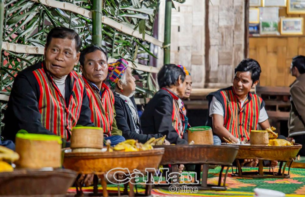 Người Ma Coong quây quần bên mâm cỗ truyền thống, cùng nhau thưởng thức những món ăn đặc trưng của lễ hội.