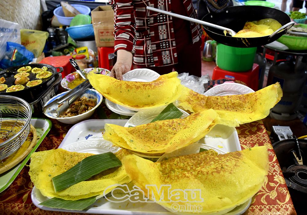 Nghề làm bánh xèo truyền thống ở Cà Mau mang lại nguồn lợi kinh tế cho nhiều gia đình.