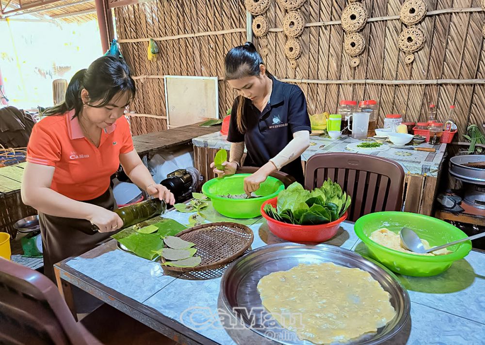 Gian hàng bánh dân gian tại Khu Du lịch sinh thái Hương Tràm luôn đỏ lửa để phục vụ nhu cầu trải nghiệm của du khách.