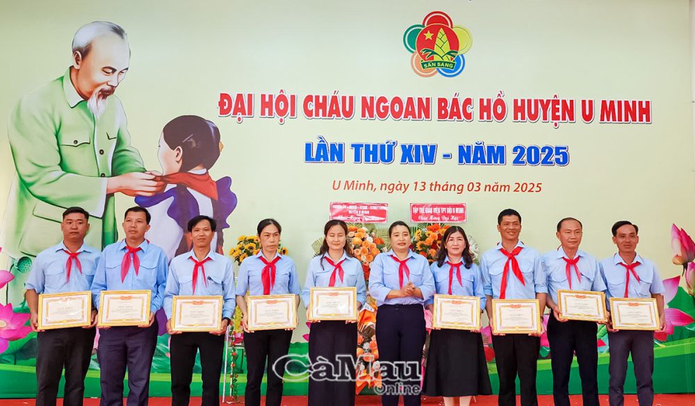 13. Chị Quách Cẩm Tú, Phó bí thư Huyện đoàn, Chủ tịch Hội đồng Đội huyện U Minh, trao giấy khen của Hội đồng Đội huyện cho các cá nhân có thành tích tiêu biểu trong công tác đội và phong trào thanh thiếu nhi giai đoạn 2020-2025.