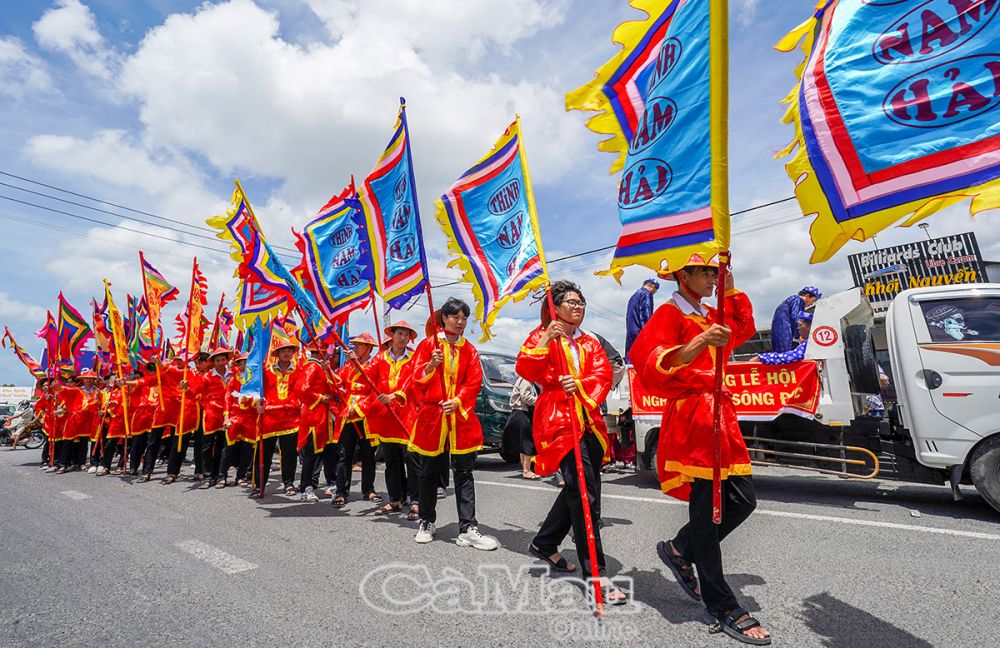 Cờ lộng đầy màu sắc được các học trò lễ diễu hành, làm tăng thêm sinh khí trang trọng của lễ hội.