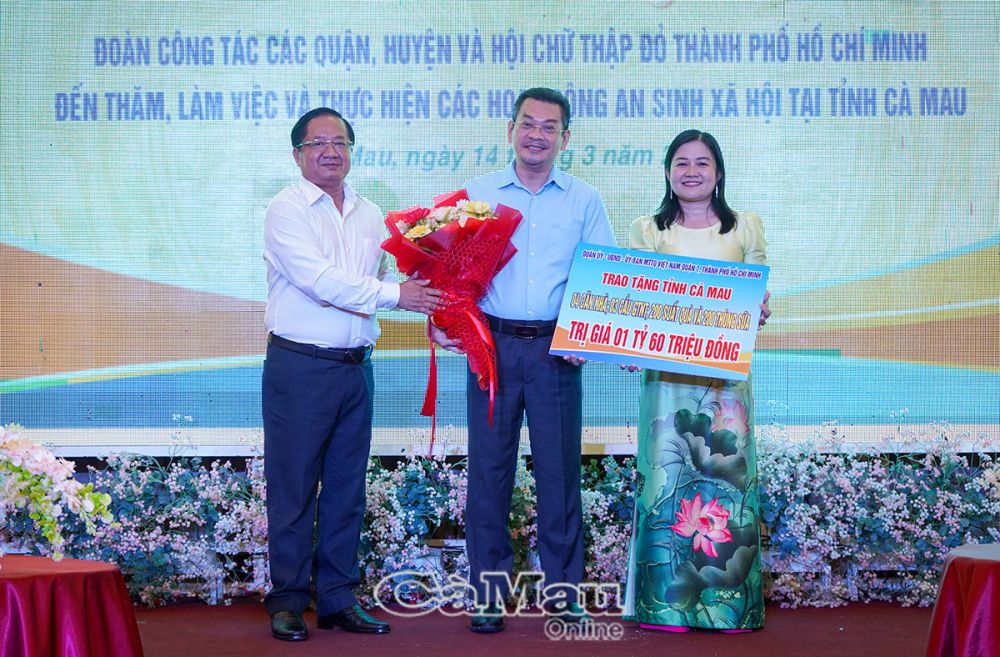 11/ Ông Hoàng Minh Tuấn Anh, Bí thư Quận uỷ Quận 7, trao bảng tượng trưng 2 căn nhà, 3 cây cầu nông thôn, 200 suất quà, 200 thùng sữa Vinamilk, tổng trị giá 1 tỷ 60 triệu đồng cho lãnh đạo MTTQ tỉnh Cà Mau.