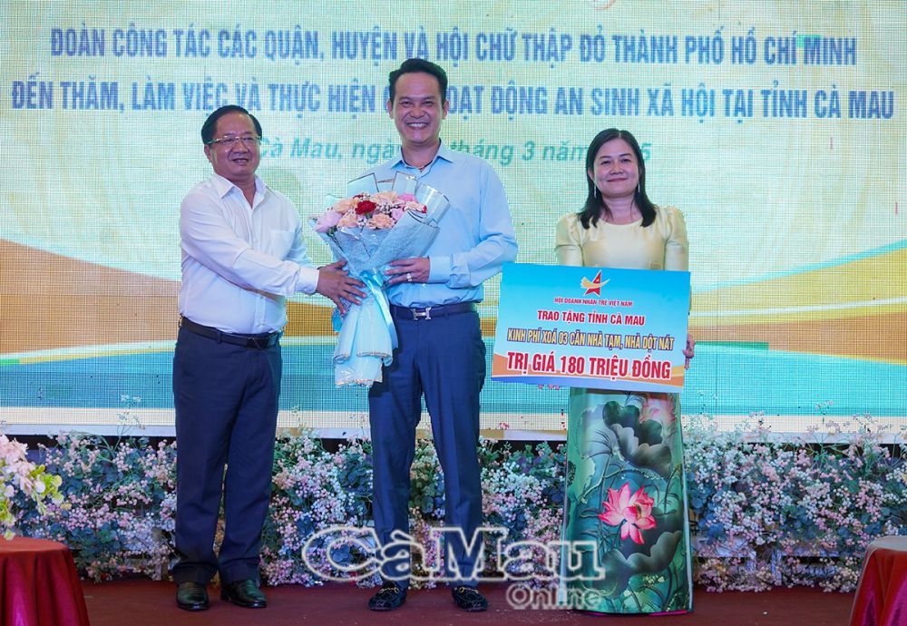 13/ Ông Đặng Hồng Anh, Chủ tịch Hội Doanh nhân trẻ Việt Nam tặng bảng tượng trưng 3 căn nhà tình thương trị giá 180 triệu đồng cho lãnh đạo MTTQ tỉnh Cà Mau.