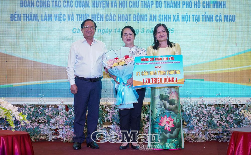 Bà Trần Kim Yến, Ủy viên Ban Thường vụ Thành ủy, Chủ nhiệm Ủy ban Kiểm tra Thành ủy tặng 01 căn nhà trị giá 70 triệu đồng. Bà Võ Thị Ngọc Hân, Phó Chủ tịch UBMTTQVN tỉnh nhận bảng tượng trưng và mời ông Lê Thanh Triều, Chủ tịch UBMTTQVN tỉnh&nbsp; tặng hoa thay lời cảm ơn.