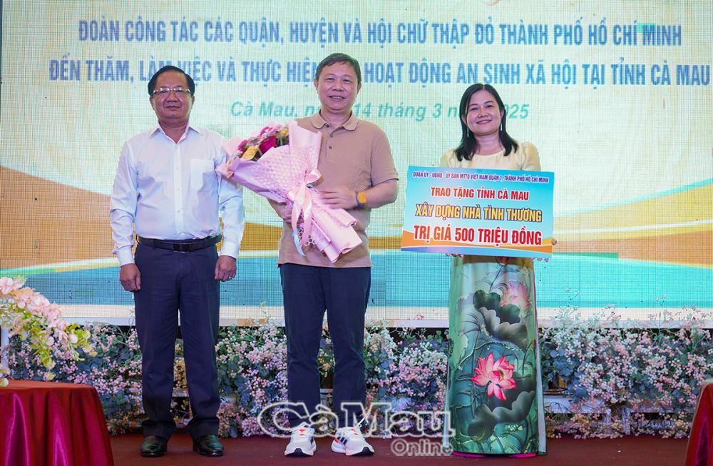 7/ Ông Dương Anh Đức, Bí thư Quận uỷ Quận 1, TP Hồ Chí Minh trao bảng tượng trưng xây nhà tình thương cho tỉnh Cà Mau tổng trị giá 500 triệu đồng.