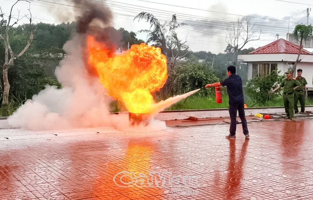 Các hộ kinh doanh trên địa bàn huyện Năm Căn thường xuyên được tập huấn về phòng, chống cháy nổ.