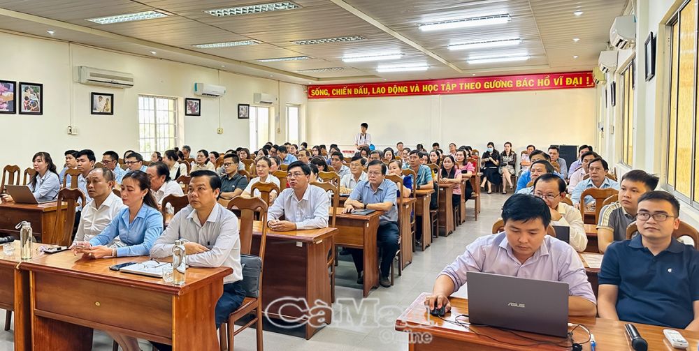 2/ Đông đảo lực lượng ngành y tế toàn tỉnh, các doanh nghiệp viễn thông tham dự hội nghị.