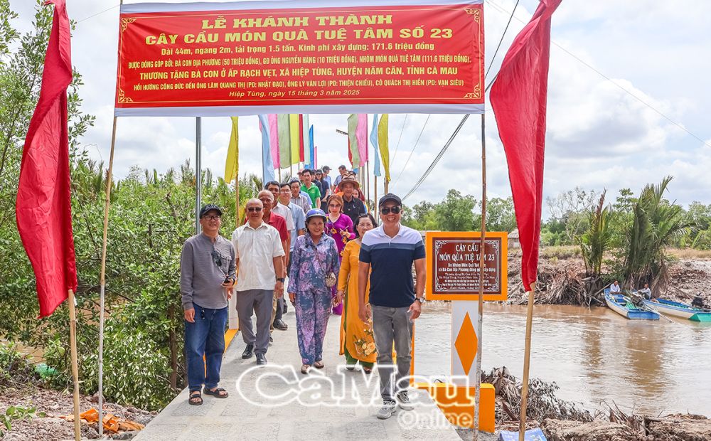 Đại biểu tham quan cầu vừa khánh thành. 