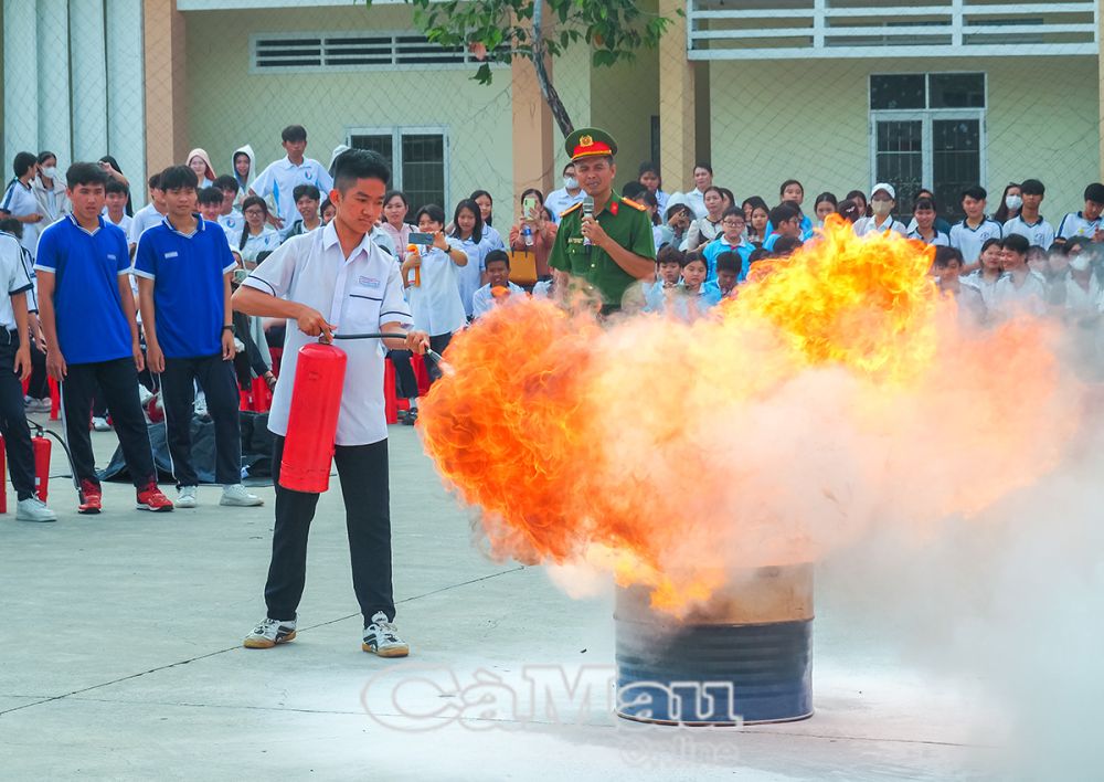 2/ Các em sinh viên học sinh trải nghiệm kỹ năng xử lý đám cháy.