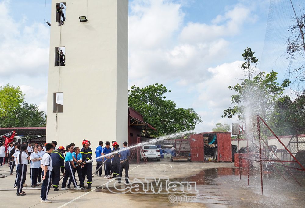 6/ Học sinh, sinh viên thực hành kỹ năng điều khiển vòi chữa cháy.