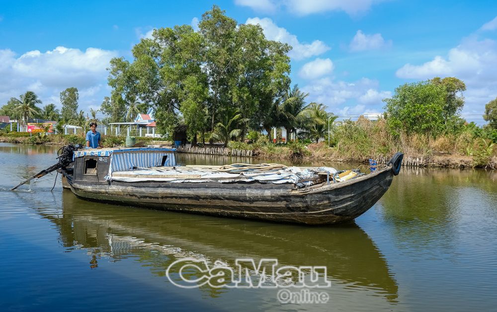 Đều đặn mỗi ngày từ 2-3 chuyến anh Trần Văn Đệ phải đi đến kênh 15 (thuộc địa phận tỉnh Kiên Giang) để lấy nước ngọt về đổi cho bà con trong xóm