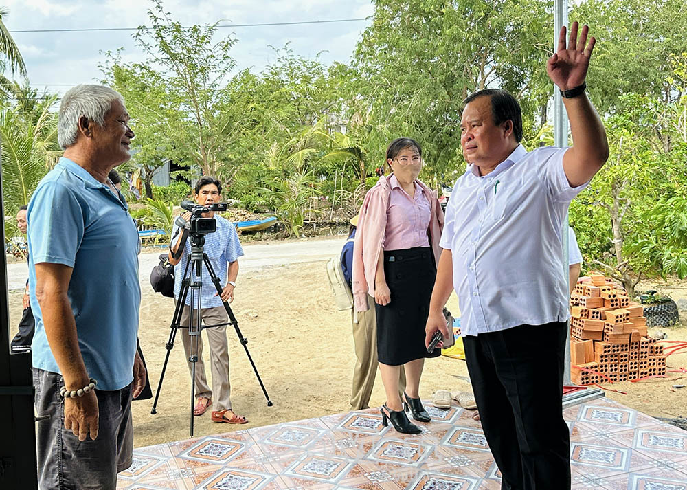 Phó chủ tịch UBND tỉnh Nguyễn Minh Luân kiểm tra việc thực hiện chương trình xoá nhà tạm tại xã Tân Bằng, huyện Thới Bình.