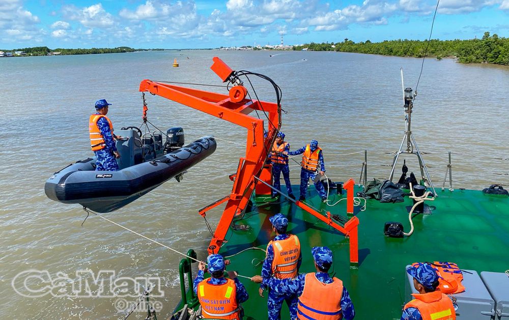 Huấn luyện nội dung nâng, hạ xuồng trên tàu CSB 2004.