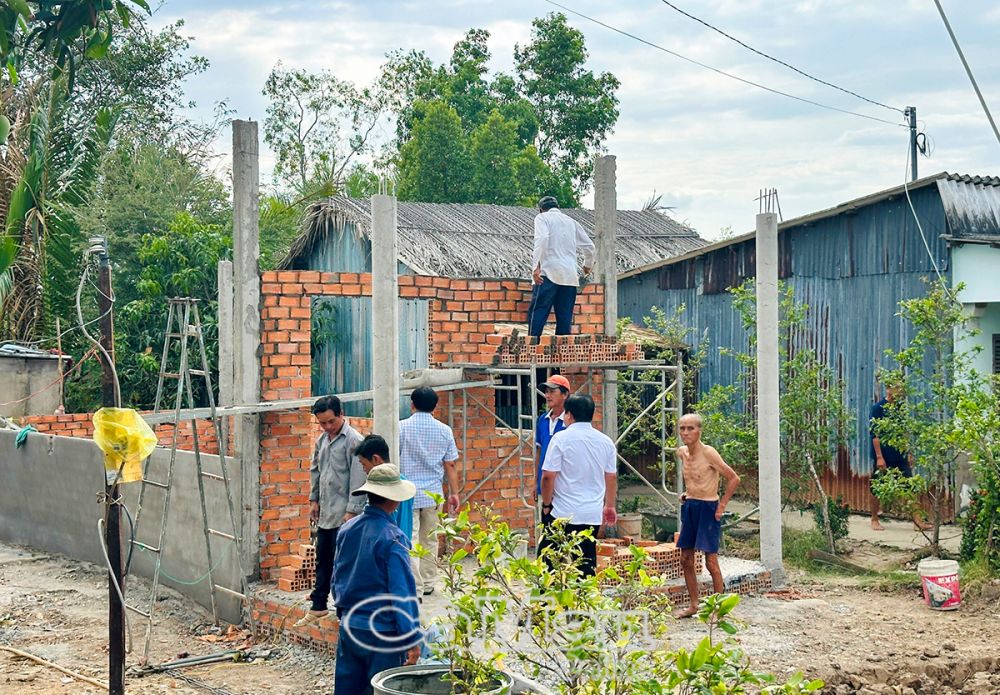 Nhiều ngôi nhà thuộc chương trình xoá nhà tạm, dột nát đang được đẩy nhanh tiến độ xây dựng.