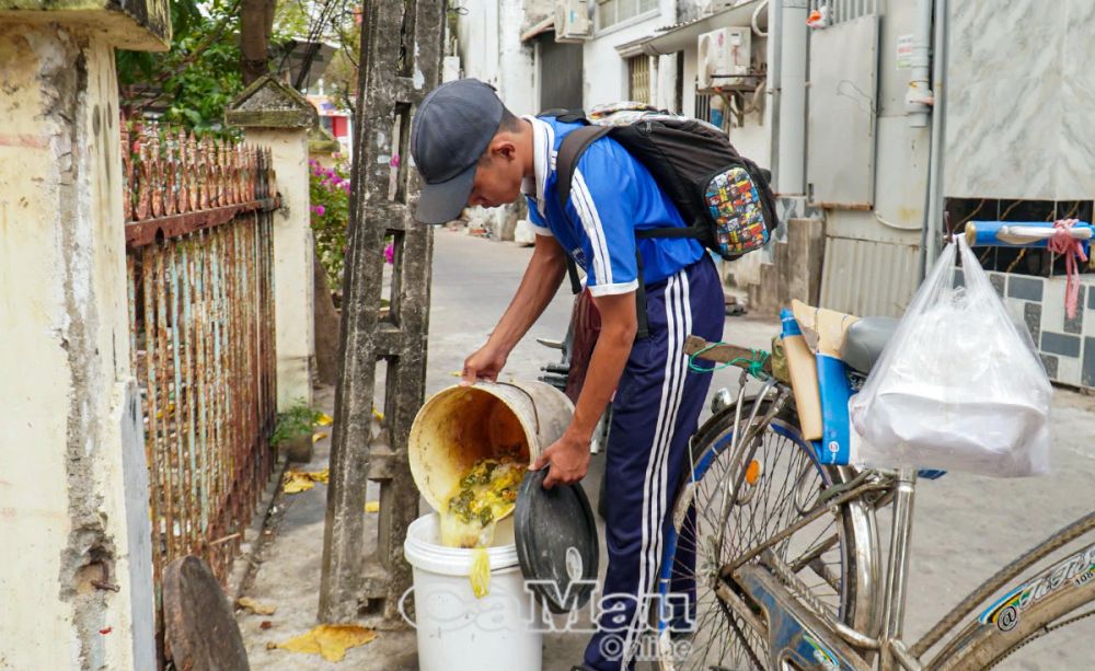 Lê Hữu Do với những thùng cơm cặn nặng trĩu của người dân cho trên đường đi học về.