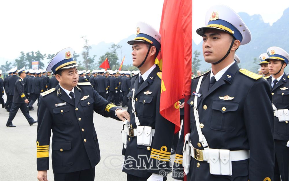 - Ảnh 1: Phó Đô đốc Trần Thanh Nghiêm kiểm tra lực lượng tham gia diễu binh, diễu hành