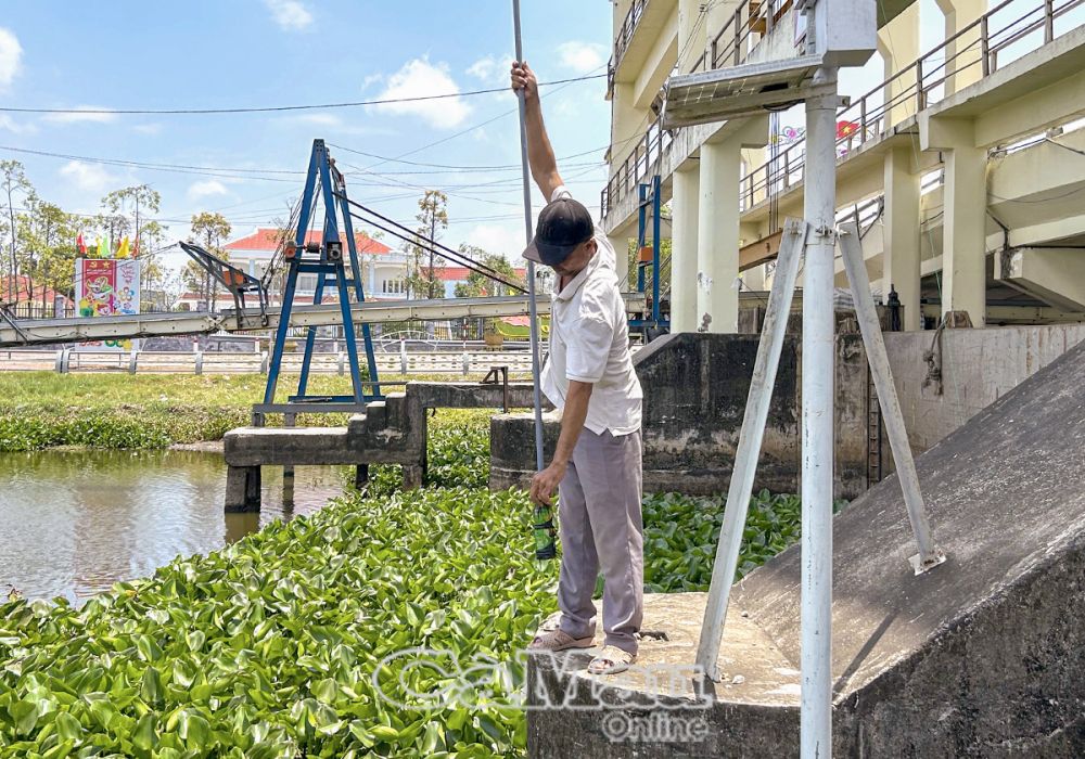 Hiện nay, việc kiểm tra độ mặn tại trục cống dọc tuyến Tắc thủ - Sông Đốc được tiến hành với tần suất 3 lần/tuần.   Ảnh minh hoạ