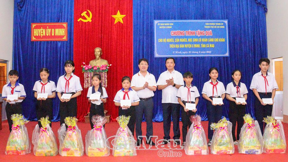 3/ Đại diện đoàn Văn phòng TP Thành phố Hồ Chí Minh và Huyện uỷ U Minh trao quà cho học sinh nghèo.