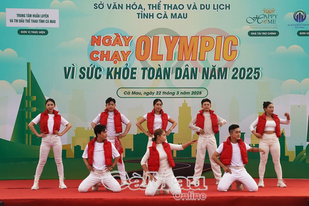 Văn nghệ chào mừng Ngày chạy Olympic vì sức khỏe toàn dân tỉnh Cà Mau năm 2025.