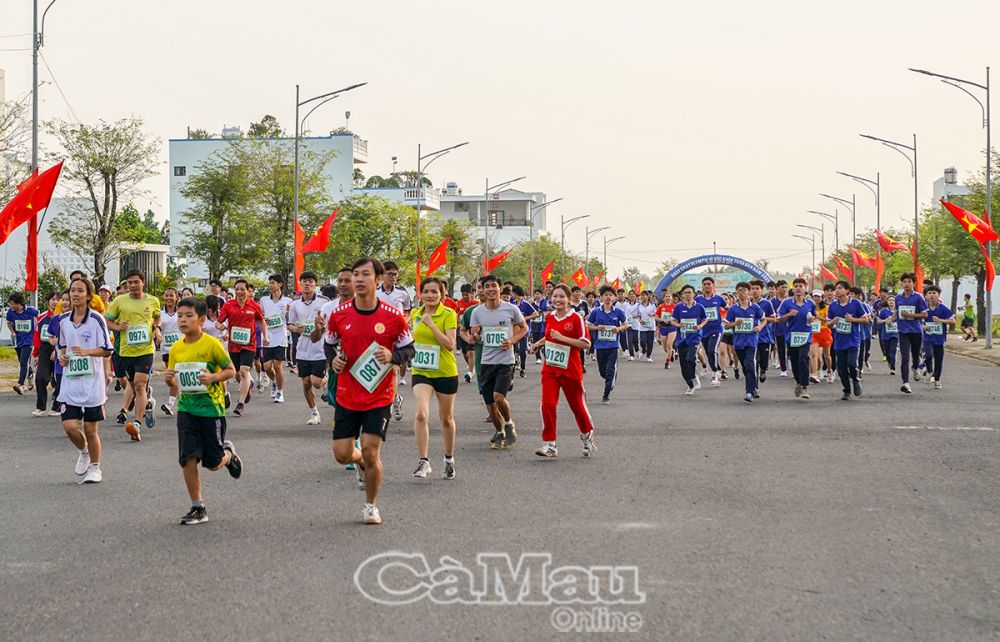 Các vận động viên tham gia chạy quanh khu đô thị Đô thị Happy Home, phường Tân Thành, thành phố Cà Mau, cự ly 3km nam và nữ.