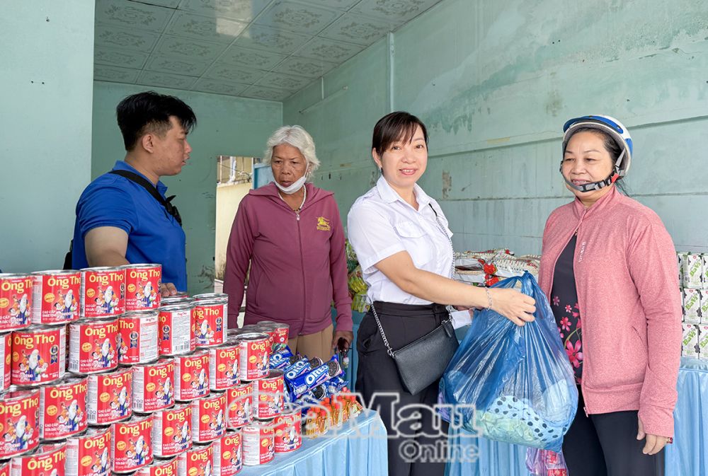 Từng phần quà được chuẩn bị sẵn trao tận tay người lao động.