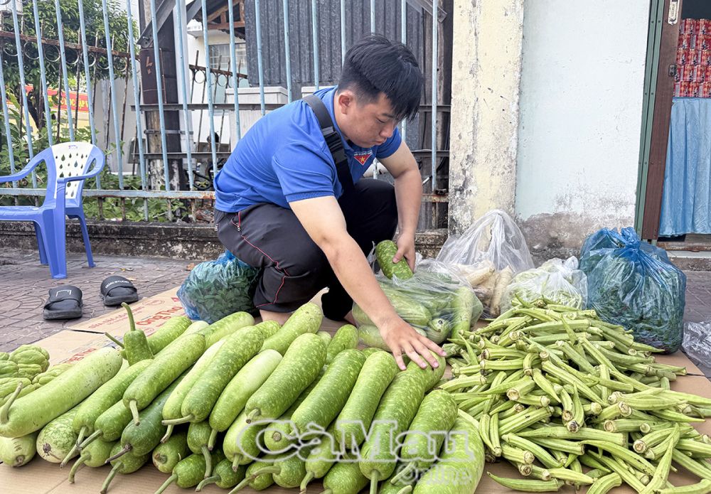 Từ sớm, các bạn đoàn viên, thanh niên đã bày biện rau củ quả cẩn thận để chờ đón khách đến.