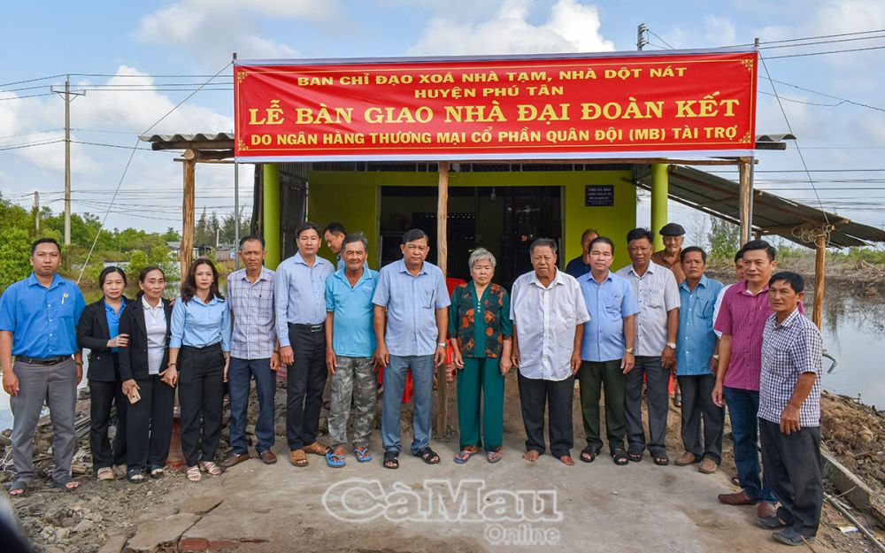 Ðến nay, huyện Phú Tân đã hoàn thành, bàn giao 83 căn nhà theo Chương trình xoá nhà tạm, nhà dột nát.