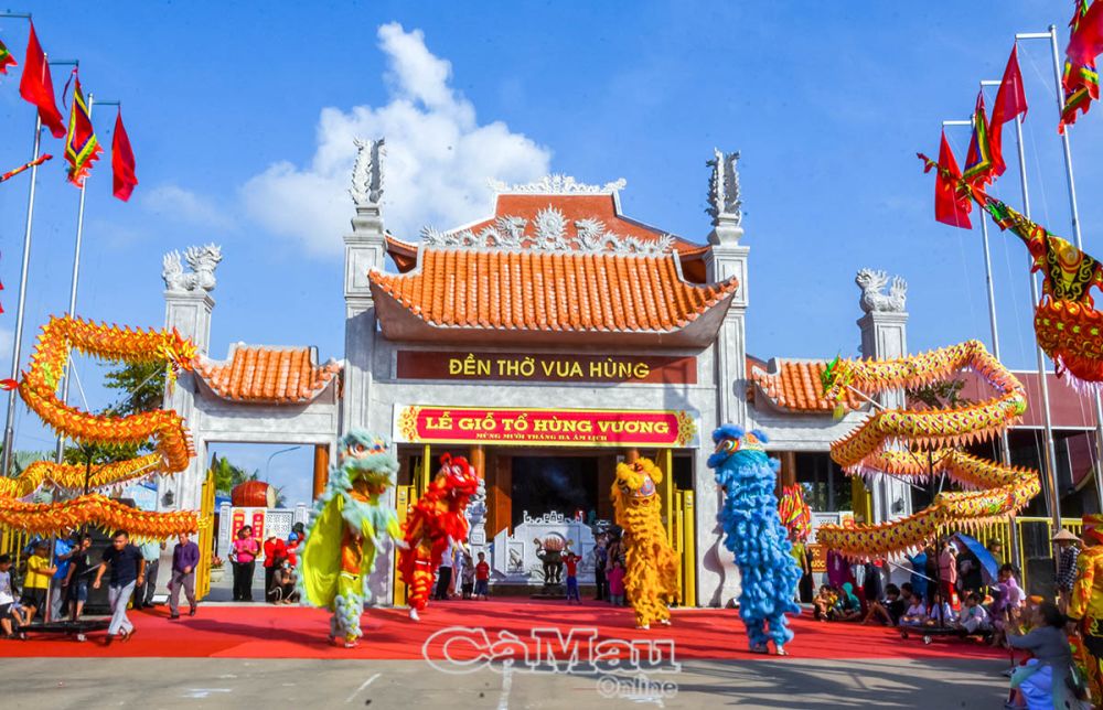 Hệ thống giao thông trên địa bàn huyện Thới Bình thường xuyên được nâng cấp, mở rộng, đầu tư xây dựng mới, đảm bảo ô tô đến tận các điểm du lịch trên địa bàn. (Ảnh chụp tại Ðền thờ Vua Hùng, xã Tân Phú).