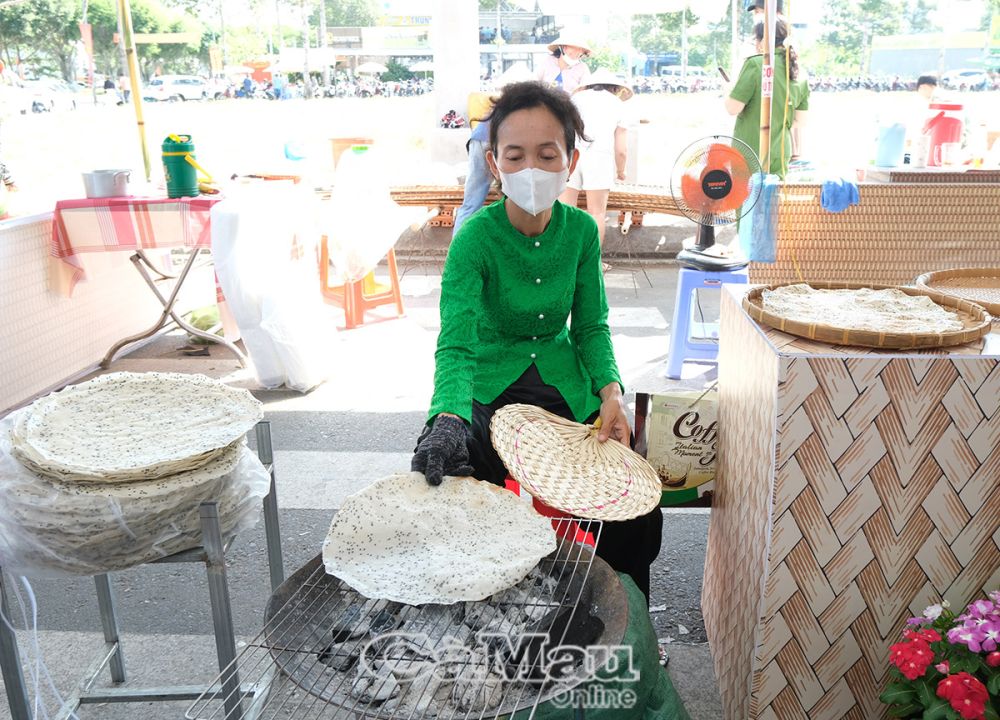 Tồn tại suốt 200 năm, những nghệ nhân của làng nghề bánh tráng Thuận Hưng (quận Thốt Nốt, TP Cần Thơ) vẫn miệt mài gìn giữ nghề truyền thống để lò bánh luôn đỏ lửa.